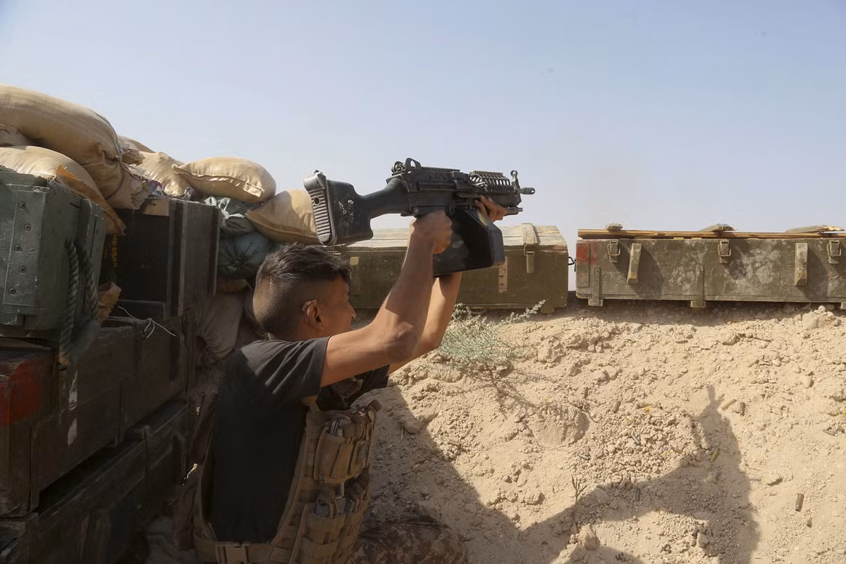 Một bính sỹ phe chính phủ Iraq đang ở ngoài chiến tuyến đánh IS ở khu dân cư Nuaimiya ngày 1/6.