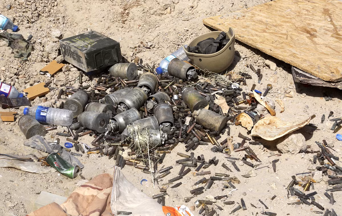 Các vỏ đạn nằm vương vãi trên mặt đất sau những cuộc giao tranh giữa quân đội Iraq và IS ở Fallujah.