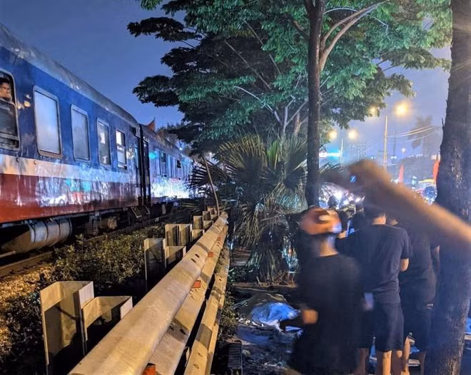  Va chạm với tàu hỏa, người phụ nữ đi xe máy tử vong: Tối 24/4, tại lối đi tự mở trên đoạn đường vào làng Tứ Kỳ (phường Hoàng Liệt, quận Hoàng Mai, Hà Nội) gần ga Giáp Bát, tàu khách Thống nhất SE8 đã va chạm với người phụ nữ điều khiến xe máy. Hậu quả, người phụ nữ tử vong tại chỗ, chiếc xe máy hư hỏng hoàn toàn. 