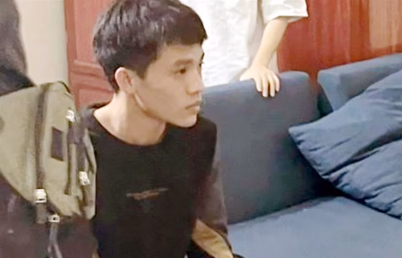  Dọa tung clip "nóng" để tống tiền: Trong quá trình yêu nhau, La Văn Hợp (28 tuổi, ở huyện Con Cuông, Nghệ An) và chị H. (trú huyện Nghi Lộc) đã trao đổi một số hình ảnh nhạy cảm với nhau. Sau đó, Hợp nhắn tin, gọi điện cho chị H. đe dọa sẽ gửi các hình ảnh nhạy cảm ra ngoài nếu không chịu chi tiền. Ngày 25/4, Công an huyện Nghi Lộc cho biết đã khởi tố, bắt tạm giam Hợp. 