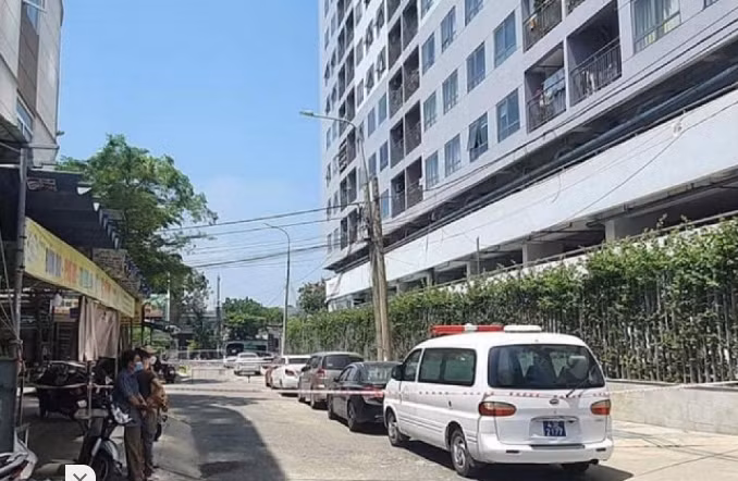  Người đàn ông nước ngoài rơi từ tòa nhà cao tầng xuống đất tử vong: Sáng 28/4, tại phường Thọ Quang, quận Sơn Trà, thành phố Đà Nẵng, một người đàn ông rơi từ tầng 18 xuống đất tử vong. Nạn nhân là người đàn ông ngoại quốc (62 tuổi), thuê căn hộ trên tầng 18, tòa nhà Ocean View từ năm 2019 đến nay.