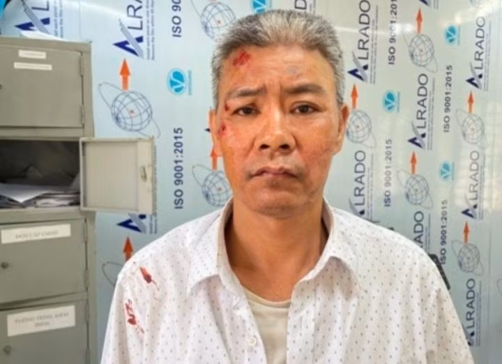  Đâm chết hàng xóm tại đám cưới vì bị nhắc nhở hát karaoke quá to: Bị nhắc nhở vì hát karaoke to tiếng tại đám cưới, Phạm Văn Tạo (SN 1970, trú tại phường Khúc Xuyên, TP Bắc Ninh) về nhà lấy dao và đâm 2 nhát vào anh Nguyễn Văn Đạt (SN 1985, trú cùng địa phương) khiến nạn nhân thiệt mạng. Ngày 28/4, Công an đã khởi tố, bắt tạm giam Tạo.