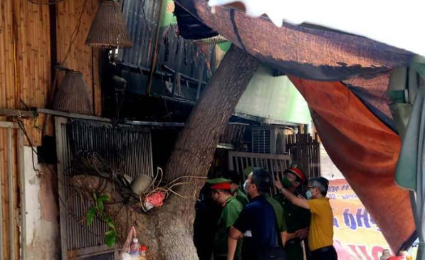 Tại tầng 2, công an phát hiện cháu Bùi Gia H., (con trai của ông L.) còn dấu hiệu hô hấp, đưa đi cấp cứu tại bệnh viện Đa khoa Xanh Pôn. Tuy nhiên, nạn nhân sau đó tử vong tại bệnh viện.