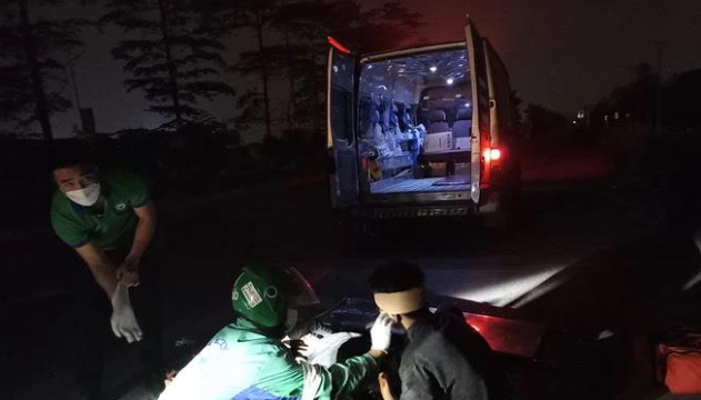 Tại khu vực cháy, ông Bùi Ngọc L. và cháu Bùi Quang H. đã tự thoát sang mái nhà tầng 2 bên cạnh, lực lượng Cảnh sát Phòng cháy chữa cháy và Cứu nạn cứu hộ triển khai thang đưa 2 người xuống vị trí an toàn.