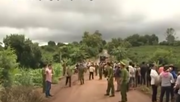 Sau khi giết chết chị Tiến, Phượng lấy bọc tiền trong túi rồi mở cửa sau dắt chiếc xe máy hiệu Air Blade của gia đình chị Tiến ra ngoài. Do không biết sử dụng xe tay ga nên Phượng dắt bộ đi được khoảng 100m thì bị trượt chân rơi xuống một rãnh thoát nước bên vệ đường. 