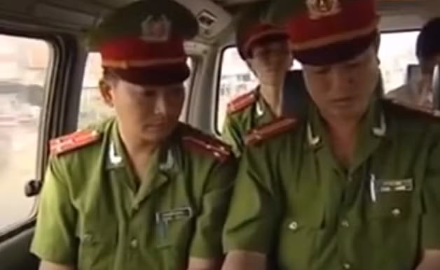 Kết hợp với các dữ liệu thu được từ các biện pháp nghiệp vụ khác, đến ngày 10/6/2013, lực lượng Công an đã xác định Phượng là nghi can số một trong vụ trọng án trên. Một tổ công tác lập tức lên đường. Mặc dù về quê nhưng Phượng lại không ở nhà mà đi lang thang cùng với đám bạn nghiện nên việc tìm bắt không phải dễ dàng gì. 