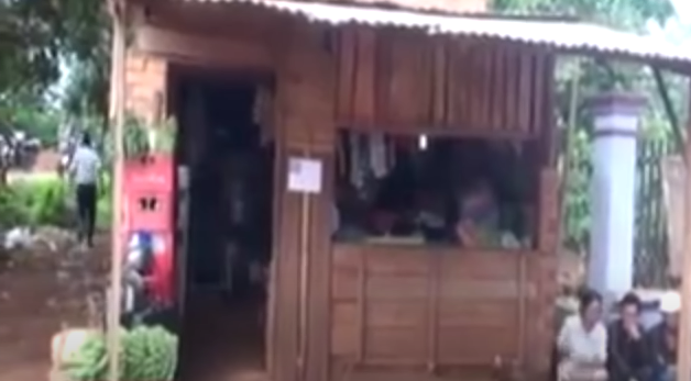 Trong khi đó, qua xác minh, lực lượng điều tra được biết bà Tiến có rất nhiều mối quan hệ xã hội phức tạp nên việc xác định, nhận diện hung thủ lại càng thêm khó khăn. Đã nhiều ngày trôi qua, tung tích về kẻ sát nhân vẫn còn là điều bí ẩn. Lực lượng chức năng đã rà soát kỹ các đối tượng nghi vấn trên địa bàn thì có một thông tin rất đáng quý. 