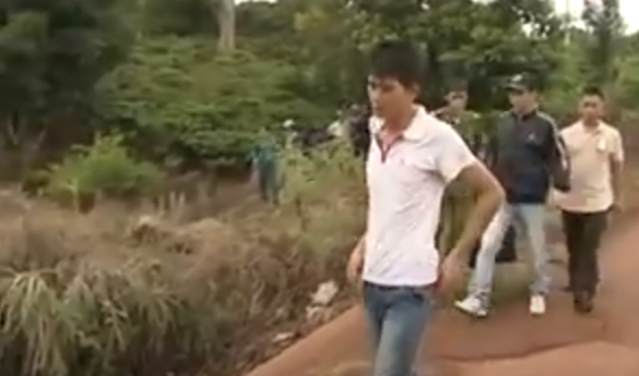 Một mình không thể đưa xe lên được nên Phượng bỏ xe lại đi bộ về nhà anh Cải nhờ chở ra quốc lộ 14 để bắt xe về quê. Sáng 9/5, Phượng về đến TP Vinh (Nghệ An), vào tiệm vàng Kim Thành Huy (số 3 đường Cao Thắng, TP Vinh) dùng số tiền cướp được của chị Tiến mua 2 chỉ vàng. Số tiền còn lại Phượng dùng mua ma túy sử dụng. 