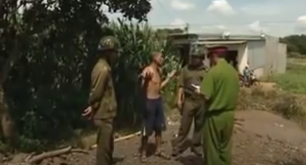 Trong khi đó, qua xác minh, lực lượng điều tra được biết bà Tiến có rất nhiều mối quan hệ xã hội phức tạp nên việc xác định, nhận diện hung thủ lại càng thêm khó khăn. Đã nhiều ngày trôi qua, tung tích về kẻ sát nhân vẫn còn là điều bí ẩn. Lực lượng chức năng đã rà soát kỹ các đối tượng nghi vấn trên địa bàn thì có một thông tin rất đáng quý. 