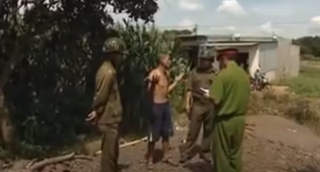 Trong khi đó, qua xác minh, lực lượng điều tra được biết bà Tiến có rất nhiều mối quan hệ xã hội phức tạp nên việc xác định, nhận diện hung thủ lại càng thêm khó khăn. Đã nhiều ngày trôi qua, tung tích về kẻ sát nhân vẫn còn là điều bí ẩn. Lực lượng chức năng đã rà soát kỹ các đối tượng nghi vấn trên địa bàn thì có một thông tin rất đáng quý. 