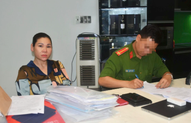 Quá trình điều tra, Cơ quan CSĐT đã xác định bà Trà hoạt động trong lĩnh vực "tín dụng đen". Trong khoảng thời gian từ năm 2018 đến năm 2020, bà Trà đã cho nhiều người vay tiền với lãi suất khác nhau, dao động lên tới 5.000 đồng/triệu đồng/ngày. Từ năm 2018, bà Trà trực tiếp thực hiện việc cho vay tiền hoặc thông qua Lan và Việt Anh giúp để thực hiện các hoạt động, giao dịch liên quan đến việc cho vay tiền với lãi suất cao và thu hồi nợ.