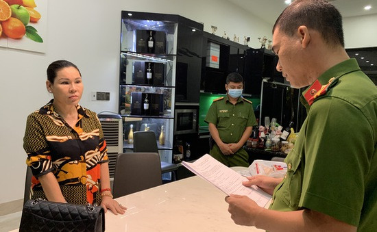 Để thực hiện hành rửa tiền số tiền từ cho vay nặng lãi, bà Trà đã yêu cầu các con nợ đến hạn trả tiền gốc hoặc lãi chuyển vào nhiều tài khoản của người khác để nhận giùm. Sau khi nhận tiền giúp bà Trà, những người đó sẽ chuyển đi các tài khoản khác để trả nợ hoặc cho vay tiếp, chuyển giúp hoặc chuyển vào tài khoản thấu chi để trả nợ các khoản vay của ngân hàng. 