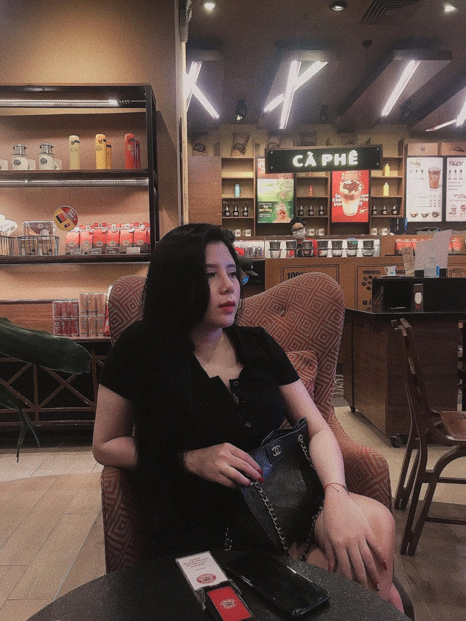 Phương thường xuyên check in tại các địa điểm sang chảnh. 