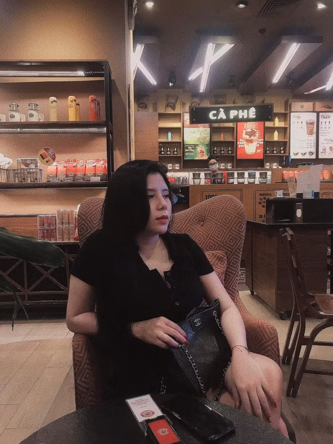 Phương thường xuyên check in tại các địa điểm sang chảnh. 