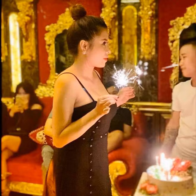 Ngoài việc livestream bán ma túy, trên trang Facebook cá nhân, Nabi Phương còn thường xuyên đăng tải những hình ảnh xinh đẹp như hot girl, check in các địa điểm ăn chơi sang chảnh tại Đà Nẵng, những chuyến du lịch đắt tiền. 