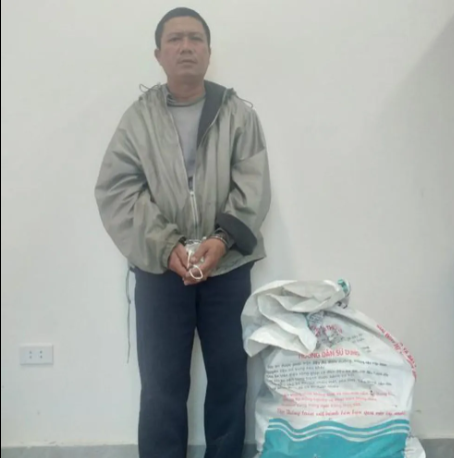  Trộm hàng trăm công tơ điện đã qua sử dụng: Lợi dụng lúc đêm khuya, Đoàn Công Tuấn (SN 1975, trú Thanh Chương, Nghệ An) lẻn vào Điện lực huyện Thanh Chương lấy trộm 320 chiếc công tơ điện cũ đã qua sử dụng rồi mang đi tiêu thụ. Ngày 21/4, Công an huyện Thanh Chương đã bắt giữ Tuấn để điều tra, làm rõ. 