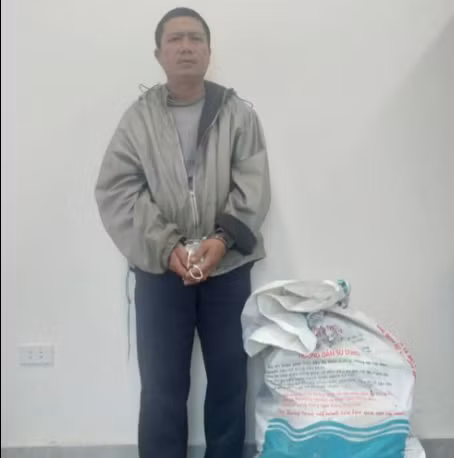  Trộm hàng trăm công tơ điện đã qua sử dụng: Lợi dụng lúc đêm khuya, Đoàn Công Tuấn (SN 1975, trú Thanh Chương, Nghệ An) lẻn vào Điện lực huyện Thanh Chương lấy trộm 320 chiếc công tơ điện cũ đã qua sử dụng rồi mang đi tiêu thụ. Ngày 21/4, Công an huyện Thanh Chương đã bắt giữ Tuấn để điều tra, làm rõ. 