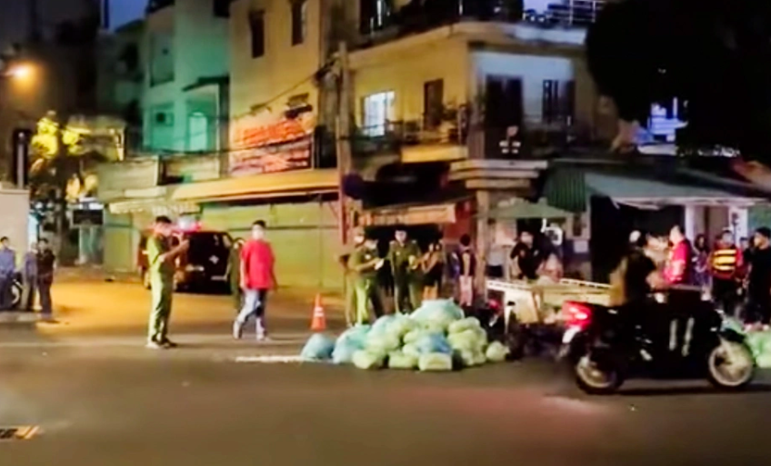  Cô gái tử vong khi phóng xe máy, truy hô cướp: Rạng sáng 21/4 trên đường Phan Văn Trị, phường 10, quận Gò Vấp, TP HCM cô gái khoảng 20 tuổi chạy xe máy đã va chạm với xe lôi tự chế đang băng qua đường. Cú va chạm khiến nạn nhân tử vong tại chỗ. Được biết, thời điểm xảy ra vụ việc, cô gái chạy xe máy tốc độ nhanh đuổi theo một xe máy phía trước và truy hô cướp. 