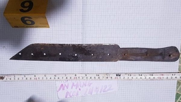  Mâu thuẫn trong lúc nhậu, đâm bạn tử vong: Trần Đình Quang và Nguyễn Văn Thận (cùng SN 1985, trú xã Long Hưng, huyện Phú Riềng, Bình Phước) và một số người khác uống rượu tại xã Long Hưng. Trong lúc uống rượu, giữa Thận và Quang xảy ra mâu thuẫn, Thận đã dùng dao đâm Quang tử vong. Ngày 21/4, Công an tỉnh Bình Phước cho biết đang điều tra, làm rõ.