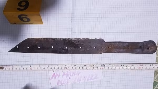  Mâu thuẫn trong lúc nhậu, đâm bạn tử vong: Trần Đình Quang và Nguyễn Văn Thận (cùng SN 1985, trú xã Long Hưng, huyện Phú Riềng, Bình Phước) và một số người khác uống rượu tại xã Long Hưng. Trong lúc uống rượu, giữa Thận và Quang xảy ra mâu thuẫn, Thận đã dùng dao đâm Quang tử vong. Ngày 21/4, Công an tỉnh Bình Phước cho biết đang điều tra, làm rõ.