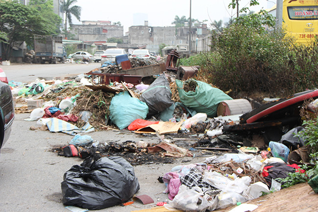 Rác được đổ, đốt một cách vô tội vạ trên tuyến đường.