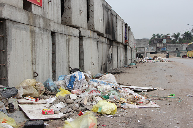 Ngoài ra, do dự án chậm tiến độ một thời gian dài cho nên nơi đây trở thành điểm đổ trộm rác thải sinh hoạt, rác thải xây dựng gây ôm nhiễm môi trường, mất mỹ quan đô thị. 
