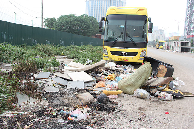 Cứ vài chục mét sẽ bắt gặp một đống rác với đủ các loại khác nhau.