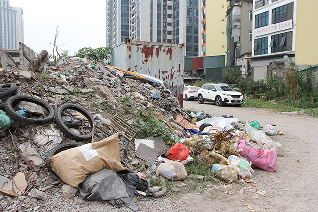 Những đống rác tự phát bên đường không chỉ gây ô nhiễm môi trường nghiêm trọng, mà còn tạo điều kiện để cho ruồi, muỗi sinh sôi nảy nở, dẫn đến nguy cơ bùng phát các dịch bệnh truyền nhiễm, ảnh hưởng trực tiếp đến sức khỏe của người dân sống quanh khu vực.