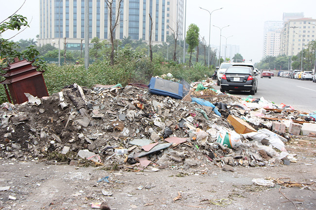 Rác thải bủa vây cả đoạn đường gây ô nhiễm môi trường, mất mỹ quan đô thị.