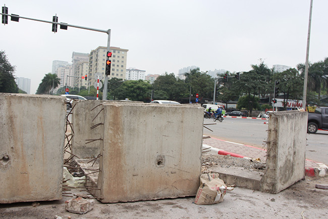 Du an duong noi Pham Hung - Le Duc Tho nhech nhac rac thai, cay chet