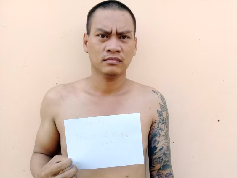  Kẻ cuồng yêu dùng súng khống chế mẹ vợ: Níu kéo tình cảm với vợ không thành, Nguyễn Văn Vương (SN 1990, trú Gò Quao, Kiên Giang) đã dùng súng ngắn khống chế, bắt giữ mẹ vợ để uy hiếp. Nhận được tin báo, lực lượng chức năng đã nhanh chóng tới hiện trường khống chế hung thủ và giải cứu nạn nhân. Ngày 22/4, Vương đã bị khởi tố, bắt tạm giam. 