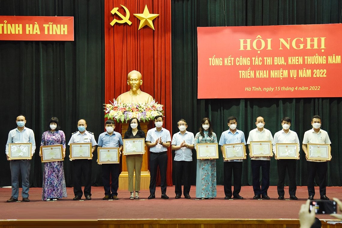 Ha Tinh: UBND tinh bieu duong thanh tich hoat dong cua Lien hiep hoi