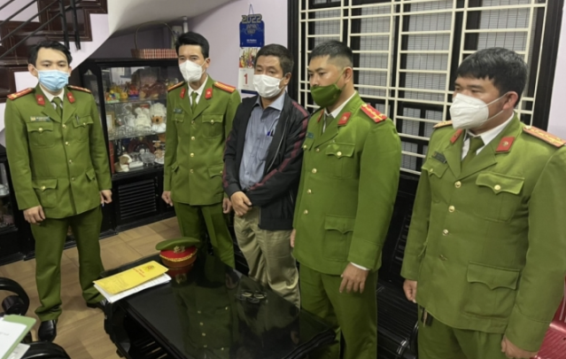 Trước đây, khi Bộ Công an thông tin Thừa Thiên Huế là một trong những địa phương liên quan trong vụ Việt Á mua bán kit xét nghiệm COVID-19, ông Hoàng Văn Đức trao đổi và khẳng định với báo chí là “không nhận từ Công ty Việt Á một đồng nào”.