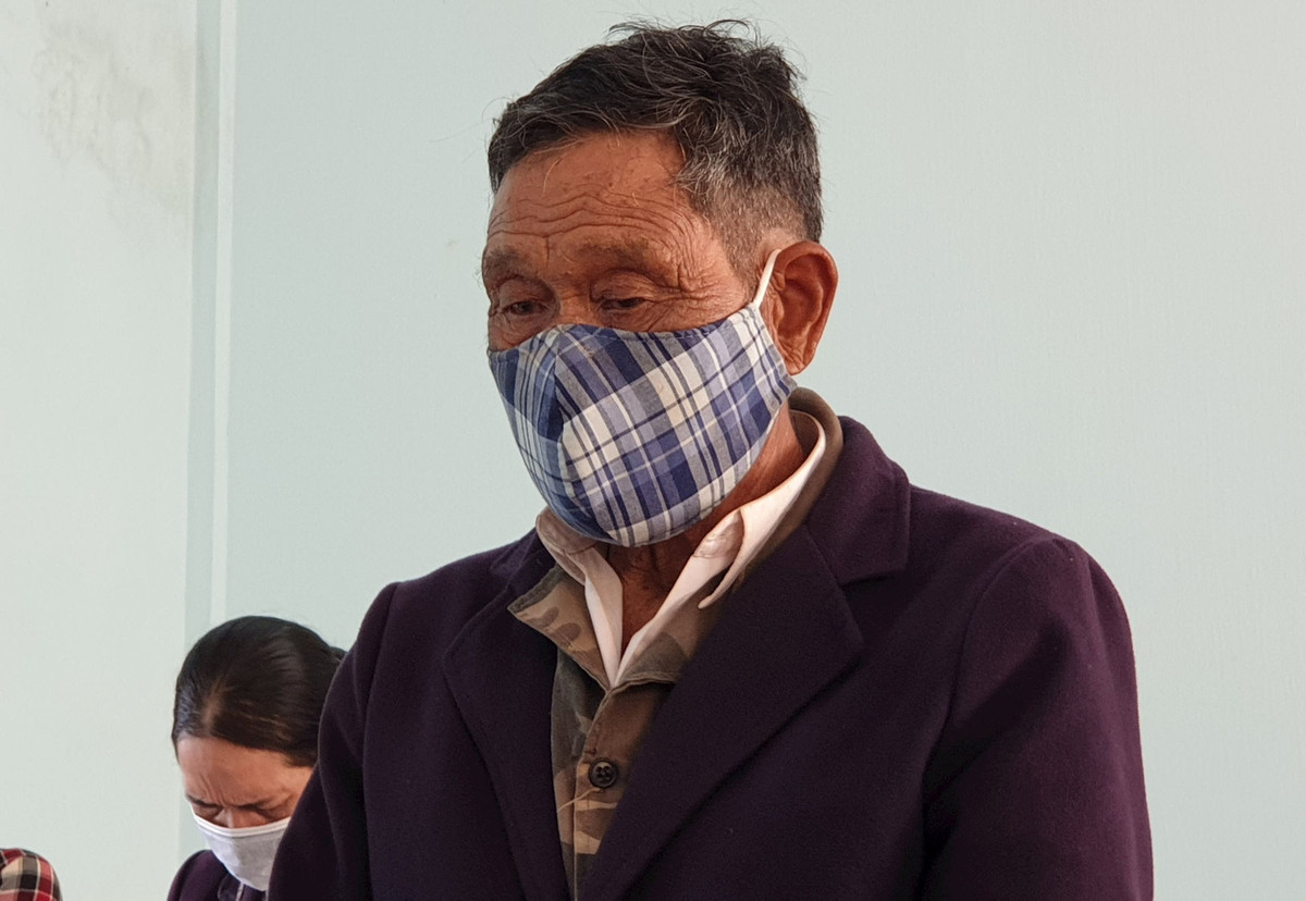  Ông lão U90 hiếp dâm bé gái xin ngủ nhờ: Cháu H. (SN 2010), đi qua nhà MLom (SN 1932, trú tại xã Trang, huyện Đak Đoa, Gia Lai) chơi và xin ngủ nhờ. Sau đó, MLom nảy sinh ý định muốn giao cấu và nói sẽ cho tiền H. rồi MLom đã 2 lần thực hiện hành vi giao cấu với cháu H. Ngày 20/9/2021, TAND tỉnh Gia Lai đã tuyên phạt bị cáo MLom 13 năm tù về tội Hiếp dâm người dưỡi 16 tuổi.