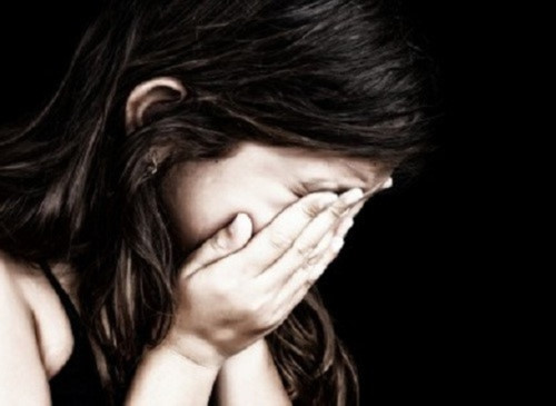  Cụ ông 74 tuổi khiến bé gái 14 tuổi mang thai: L.D.H. (74 tuổi, ngụ TP Thủ Đức, TP HCM) đã thực hiện hành vi xâm hại tình dục đối với bé gái 14 tuổi ở trọ gần nhà H. khiến nạn nhân mang thai. Ngày 19/1, TAND TP Thủ Đức đã tuyên phạt bị cáo L.D.H. 4 năm tù về tội “giao cấu với người từ đủ 13 tuổi đến dưới 16 tuổi”.(Ảnh minh họa)