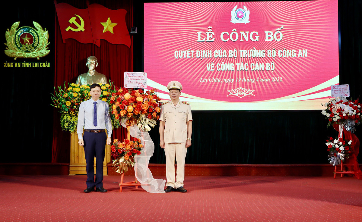 Phát biểu nhận nhiệm vụ, tân Phó Giám đốc Công an tỉnh Lai Châu hứa sẽ tiếp tục nỗ lực, phấn đấu, giữ vững phẩm chất chính trị, đạo đức, lối sống trong sáng, quyết tâm hoàn thành xuất sắc mọi nhiệm vụ được giao. 