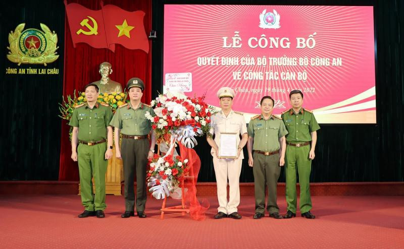 Phát biểu tại buổi lễ, Đại tá, TS. Nguyễn Viết Giang mong muốn trên cương vị mới, tân PGĐ Công an tỉnh tiếp tục phát huy năng lực cùng tập thể BGĐ Công an tỉnh phát huy vai trò lãnh đạo, chỉ đạo trên các mặt công tác, góp phần bảo đảm an ninh chính trị, trật tự an toàn xã hội, phục vụ đắc lực cho sự nghiệp phát triển kinh tế, xã hội trên địa bàn tỉnh, xây dựng lực lượng Công an Lai Châu ngày càng trong sạch, vững mạnh. 