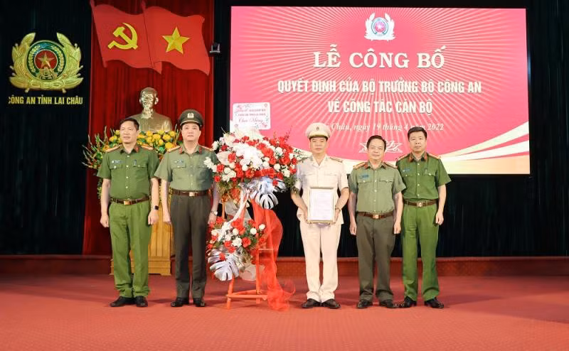 Phát biểu tại buổi lễ, Đại tá, TS. Nguyễn Viết Giang mong muốn trên cương vị mới, tân PGĐ Công an tỉnh tiếp tục phát huy năng lực cùng tập thể BGĐ Công an tỉnh phát huy vai trò lãnh đạo, chỉ đạo trên các mặt công tác, góp phần bảo đảm an ninh chính trị, trật tự an toàn xã hội, phục vụ đắc lực cho sự nghiệp phát triển kinh tế, xã hội trên địa bàn tỉnh, xây dựng lực lượng Công an Lai Châu ngày càng trong sạch, vững mạnh. 