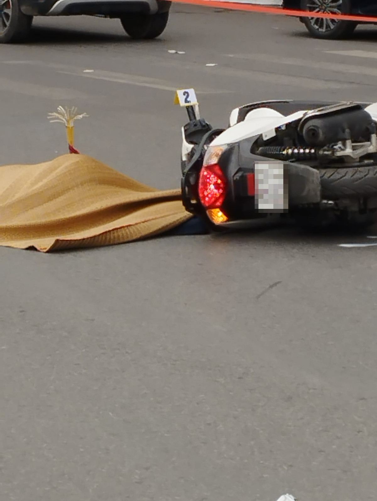 Ha Noi: O to khach va cham xe may, nguoi phu nu tu vong