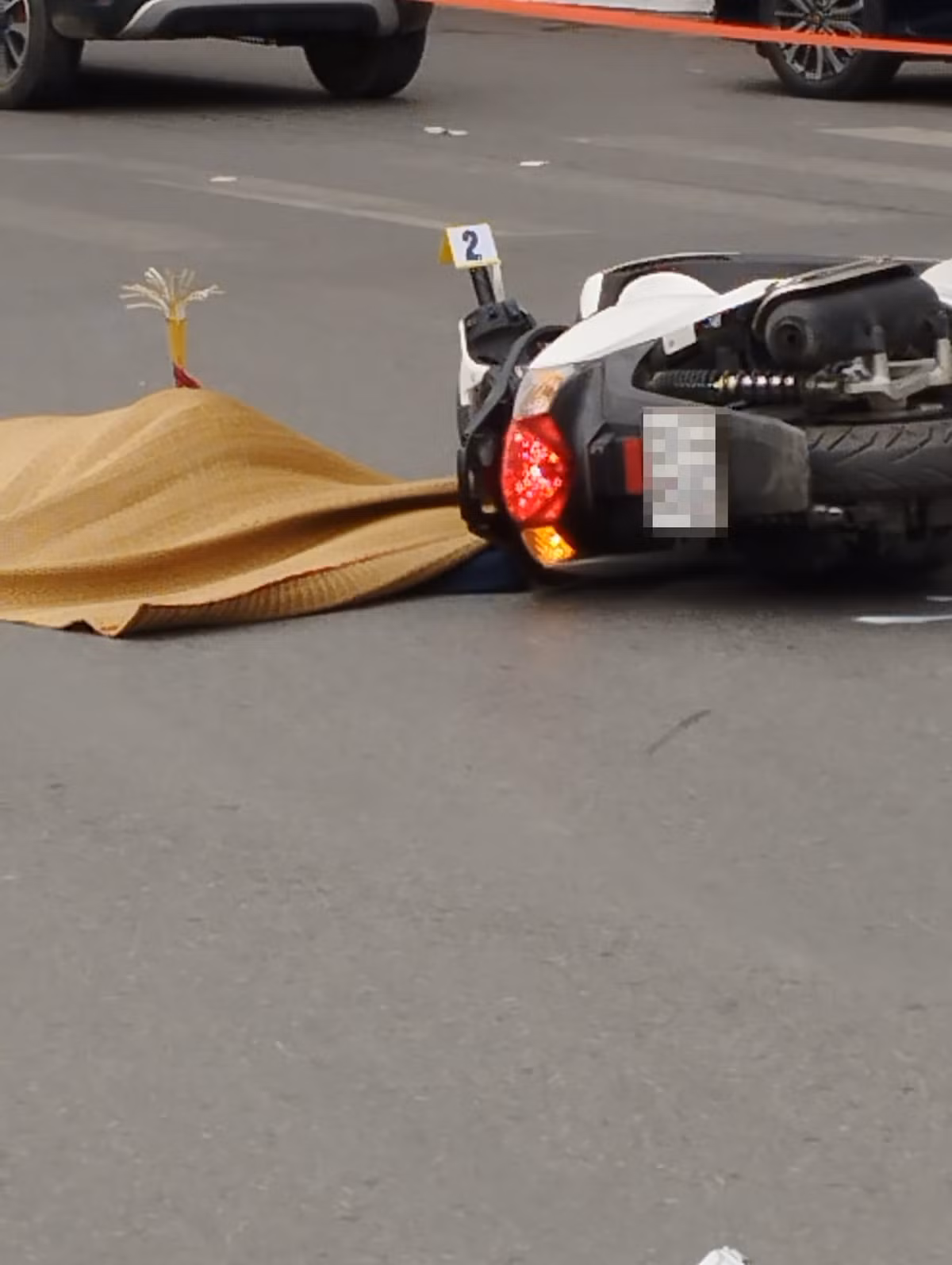 Ha Noi: O to khach va cham xe may, nguoi phu nu tu vong