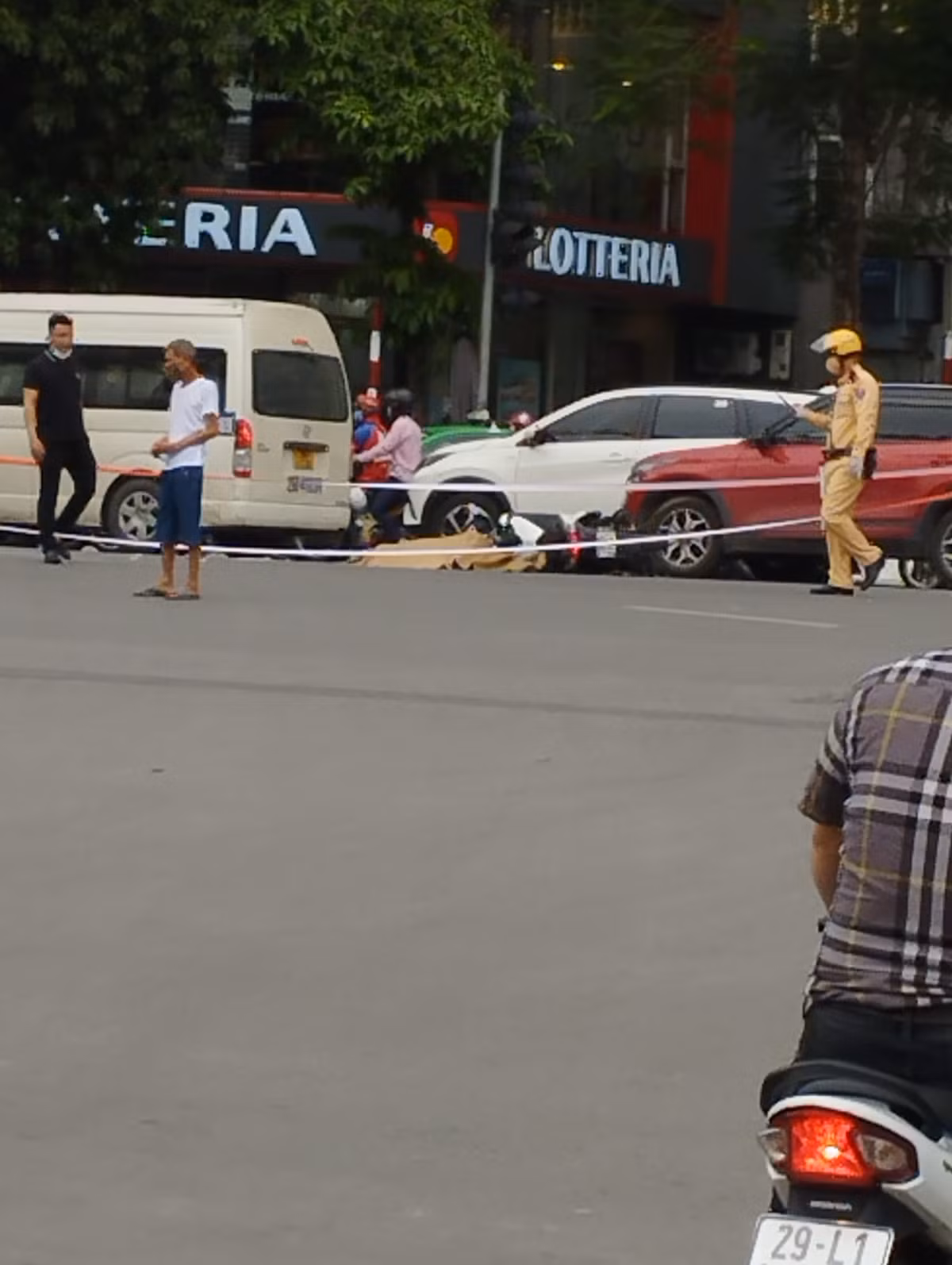 Ha Noi: O to khach va cham xe may, nguoi phu nu tu vong-Hinh-2