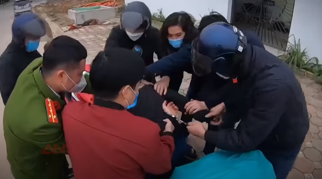 Đêm 24/12/2021, trinh sát tại bên xe ở Sơn La nắm được thông tin hàng đã lên xe, kế hoạch cắt lưới lập tức được triển khai. Đúng 6h ngày 25/12/2021, ban chuyên án cử hàng chục chiến sĩ chốt chặn nhiều tuyến đường mà các đối tượng có thể đi qua. Khi thấy đối tượng chuyển hàng lên xe máy, ngay lập tức các trinh đã ập vào bắt giữ thành công Nguyễn Thị Hải và Đinh Văn Thắng.