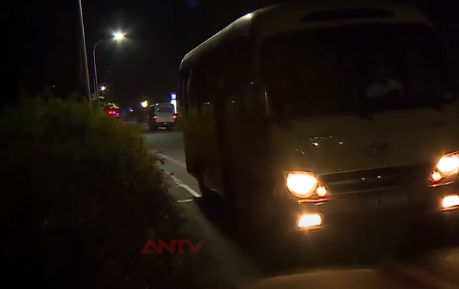 Thế nhưng trên đường đi đến đâu TP Thái Nguyên đối tượng áp tải cho dừng xe đột ngột xuống giữa đường. Tổ công tác theo dõi đối tượng trên xe nhận định, khả năng đây là phép thử của các đối tượng, bí mật kiểm tra, trinh sát báo ngay về cho ban chuyên án đây chỉ là chuyến hàng nông sản bình thường nhằm dò xét sự theo dõi của lực lượng Công an.