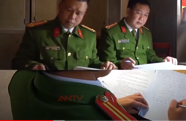 Theo đó, một mũi trinh sát khác được lệnh phối hợp với Công an tỉnh Sơn La rà soát tất cả các tàng thư, hồ sơ lưu trữ về các đối tượng khả nghi có tiền án, tiền sự về ma túy trên địa bàn. Tổng hợp các tin tức từ trinh sát báo về được sàng lọc kĩ lưỡng để làm căn cứ cho những nhận định của chuyên án.