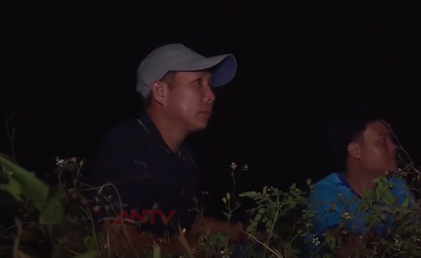 Lường Văn Anh đã gửi một lô hàng nông sản từ bến xe Sơn La về Thái Nguyên nhưng lần này lại giao cho một đối tượng hoàn toàn lạ mặt đi áp tải chuyến hàng. Vậy chúng đang tính toán như thế nào? Liệu trong chuyến hàng này có chứa ma túy hay không? Tổ công tác đã tổ chức mật phục rất nhiều chặng đường để bán sát, theo dõi mọi động tĩnh của chuyến hàng.