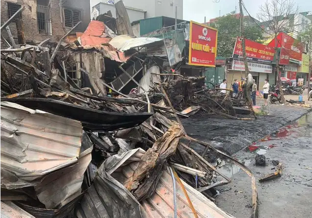 Theo lực lượng chức năng cho biết, đám cháy xuất phát tại cửa hàng lốp ABM của ông Đỗ Văn Long (diện tích khoảng 35m2) sau đó lan sang 6 hộ xung quanh và tác động nhiệt vào mặt sau của 1 số ngôi nhà tại ngõ 20/80 đường Mỹ Đình. Tại hiện trường, lửa cùng khói đen bốc lên dữ dội. 