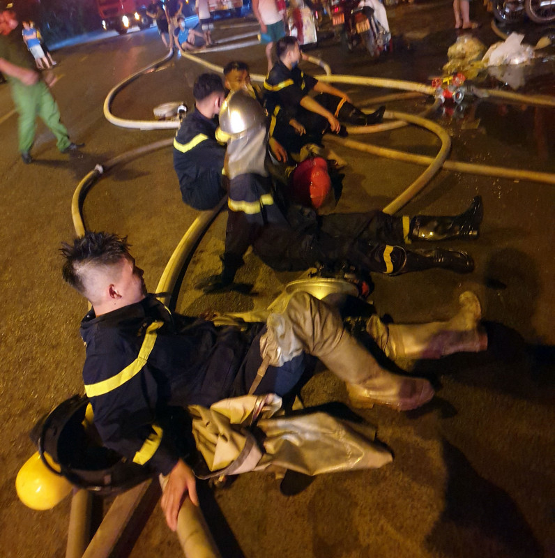 Hiện, nguyên nhân vụ hỏa hoạn thiêu rụi 7 căn nhà trên phố Nguyễn Hoàng đang được cơ quan chức năng điều tra, làm rõ.