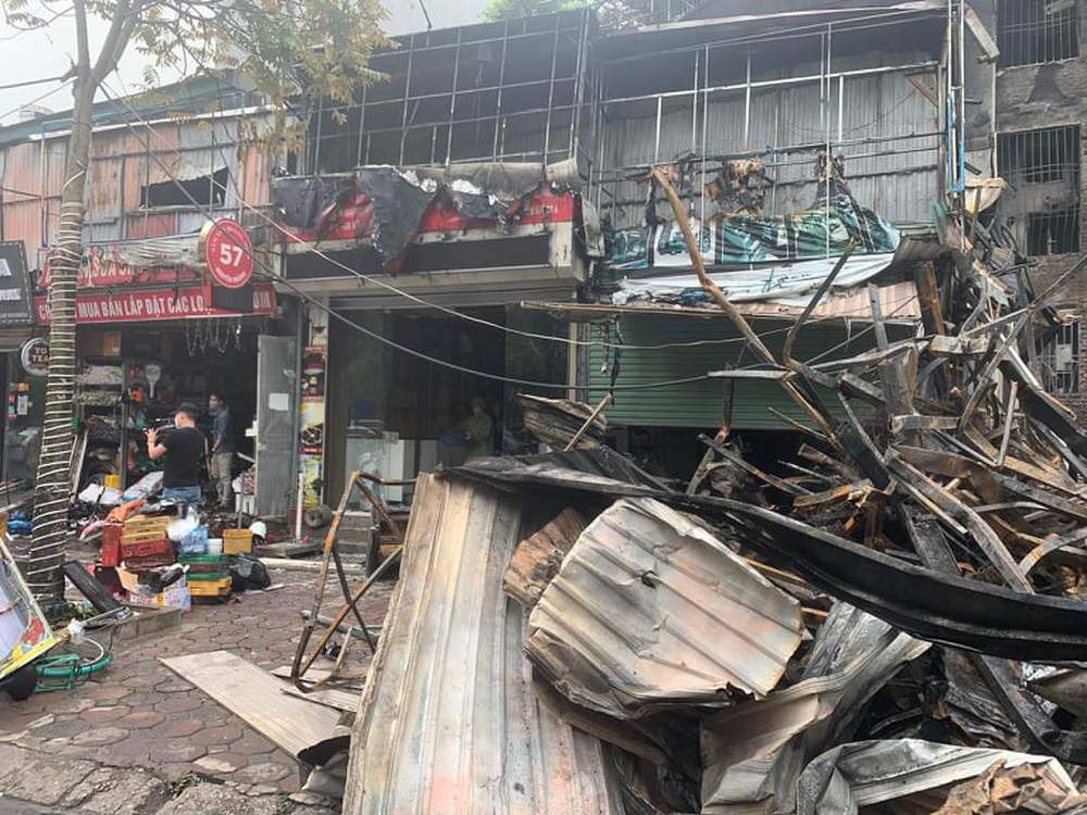 Hà Nội: Hỏa hoạn thiêu rụi 7 căn nhà trên phố Nguyễn Hoàng - Hình 2 Ha Noi: Hoa hoan thieu rui 7 can nha tren pho Nguyen Hoang-Hinh-2