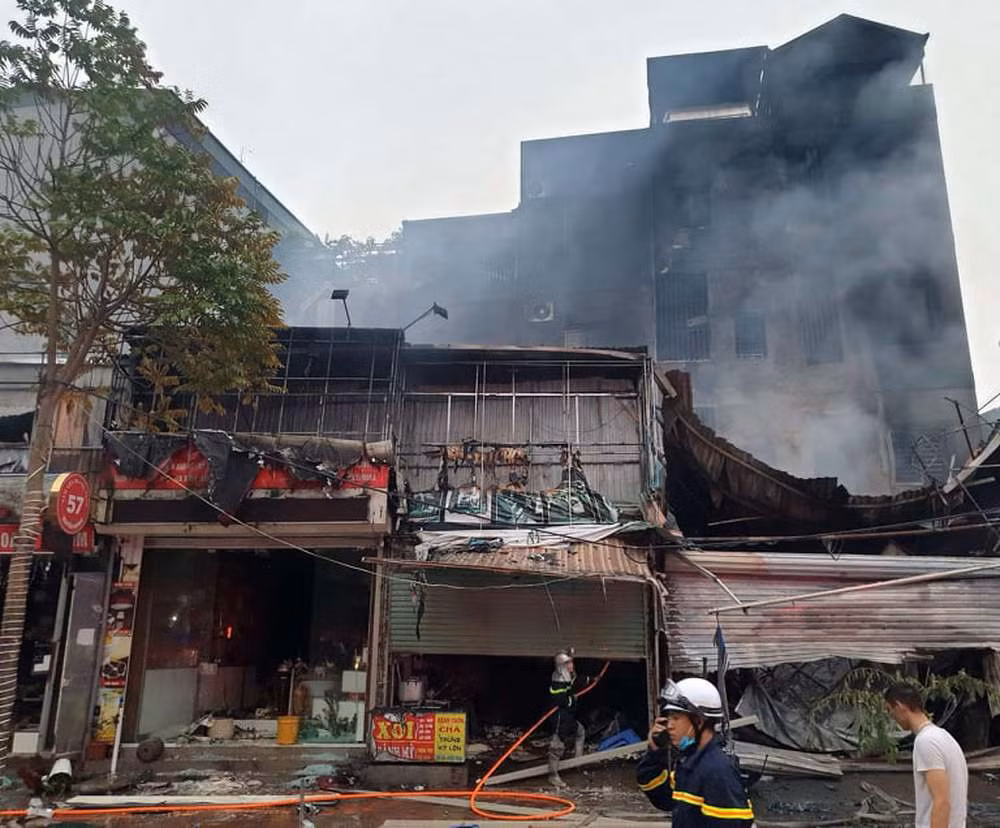 Ha Noi: Hoa hoan thieu rui 7 can nha tren pho Nguyen Hoang