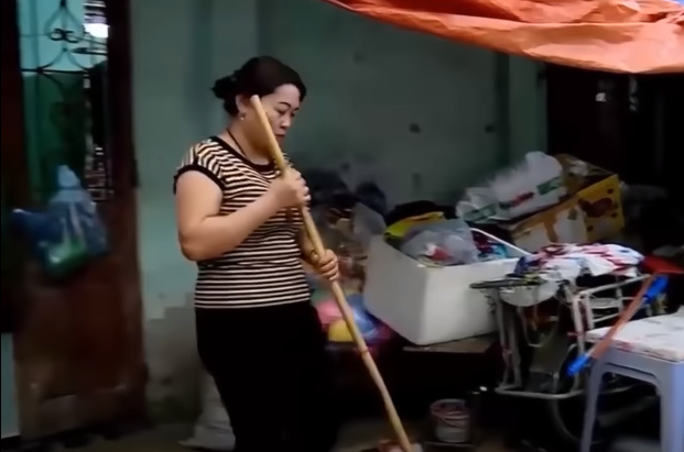 Khoảng 2 tháng nay không thấy anh Hòa về nhà. Bản thân bà Thành cũng đã chuyển vào Vũng Tàu sinh sống cách đây 3 năm. Từ khi bà Thành đi vắng, phía ngoài căn nhà được chị H. mượn để chứa hoa nhựa.